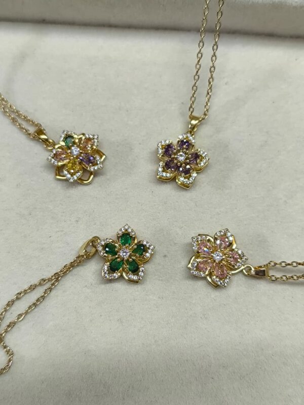 35acaf73-f646-48a6-be1f-f6ba04a05f38 collar flor de rapunzel Giratorios