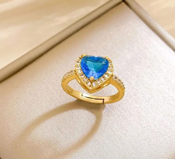 570d574e-7d07-4ce4-a5c8-95296ec34dfc anillo corazón dorado