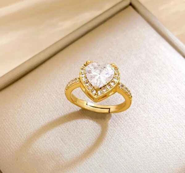 97800541-e96d-4e22-a8c0-b839ee10a9c7 anillo corazón dorado