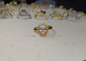e4284bf5-f701-45dc-94f0-6851571b11e3 anillo gota Dorado