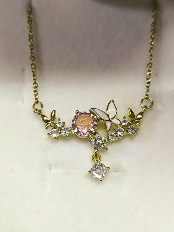 Collar mariposa y cristal rosa