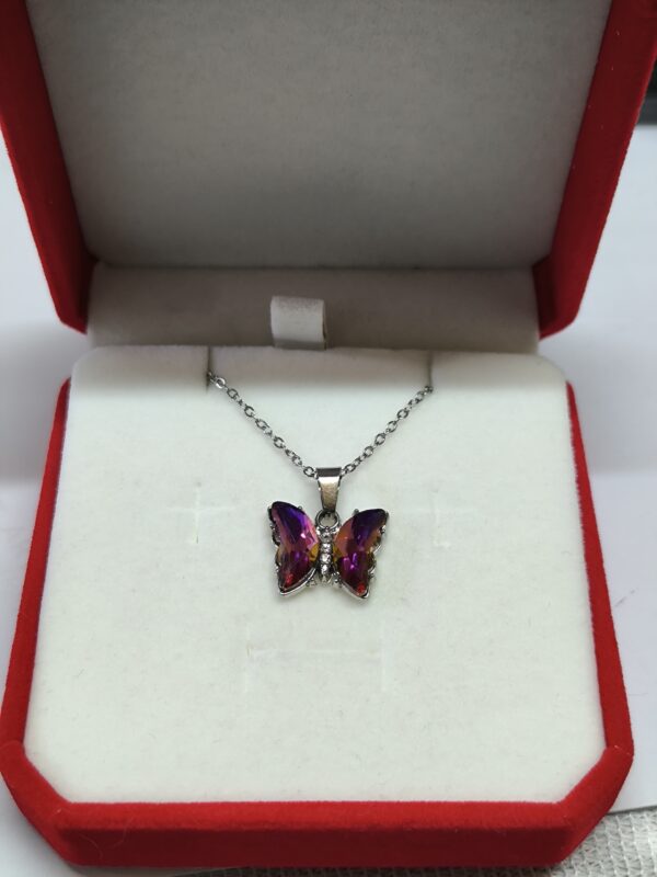Collar mariposa fucsia tornasol 🩷